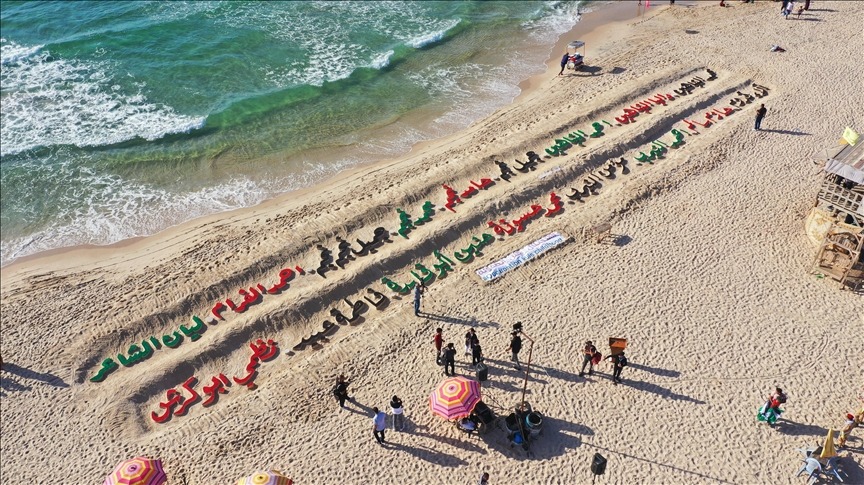 نحتوا اسم 17 طفلا باستخدام الرمال.. شاطئ غزة يتزين بأسماء وصور أطفال قتلهم الاحتلال